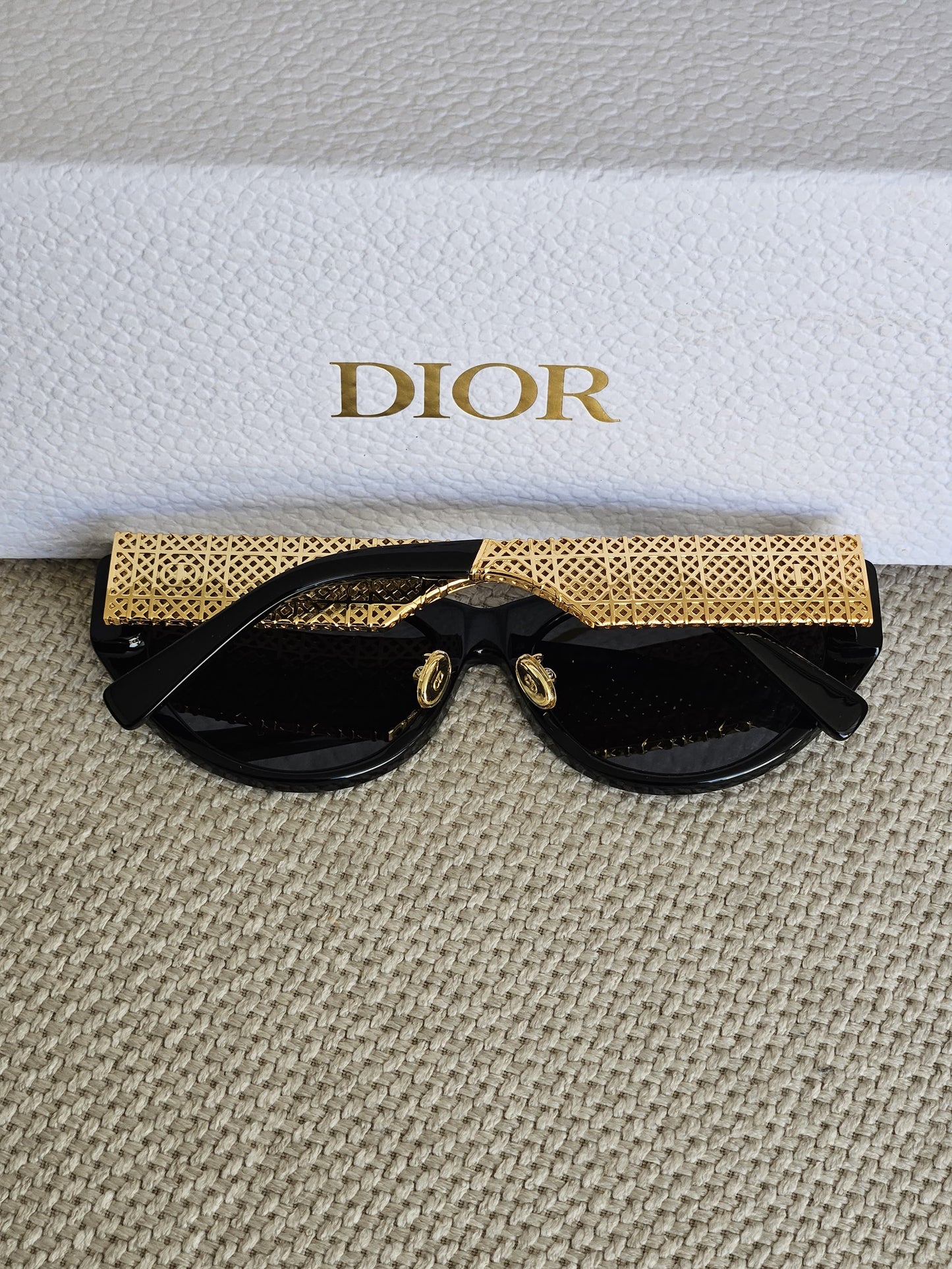 DIOR